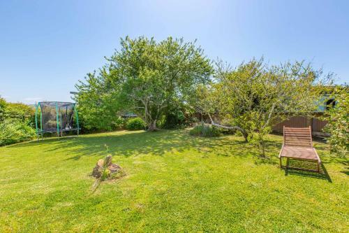Lorenzen Bay Bungalow - Raglan Holiday Home