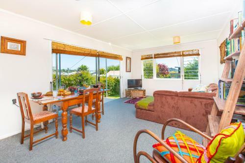 Lorenzen Bay Bungalow - Raglan Holiday Home