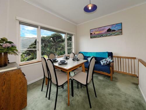 Surfer's Sunshine Cottage - Piha Holiday Home