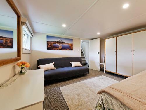 Surfer's Sunshine Cottage - Piha Holiday Home