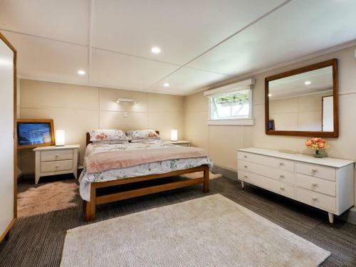 Surfer's Sunshine Cottage - Piha Holiday Home