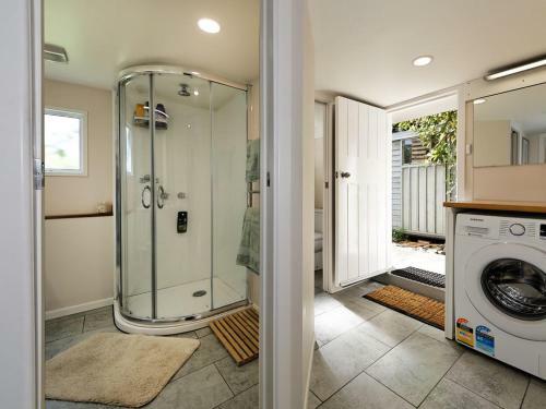 Surfer's Sunshine Cottage - Piha Holiday Home