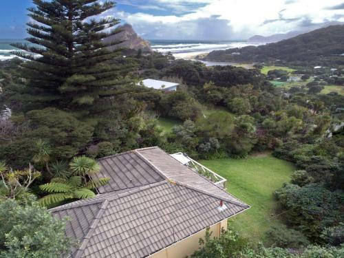 Surfer's Sunshine Cottage - Piha Holiday Home