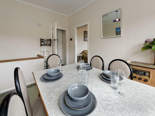 Surfer's Sunshine Cottage - Piha Holiday Home