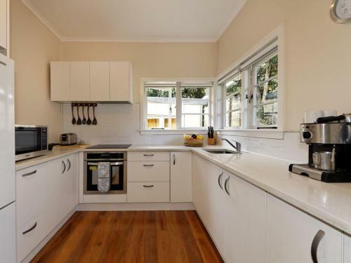 Surfer's Sunshine Cottage - Piha Holiday Home