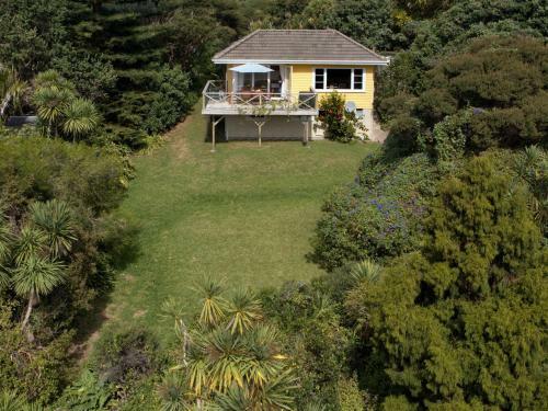 Surfer's Sunshine Cottage - Piha Holiday Home