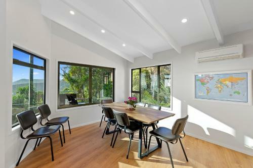 Lion Rock Seascape - Piha Holiday Home