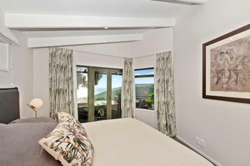 Lion Rock Seascape - Piha Holiday Home