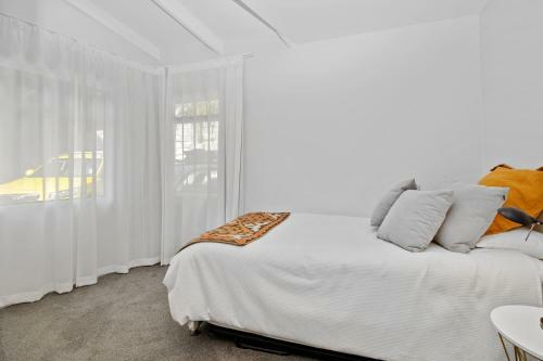 Lion Rock Seascape - Piha Holiday Home