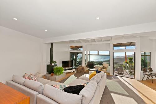 Lion Rock Seascape - Piha Holiday Home