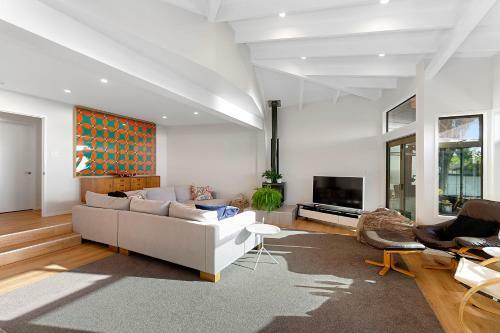 Lion Rock Seascape - Piha Holiday Home