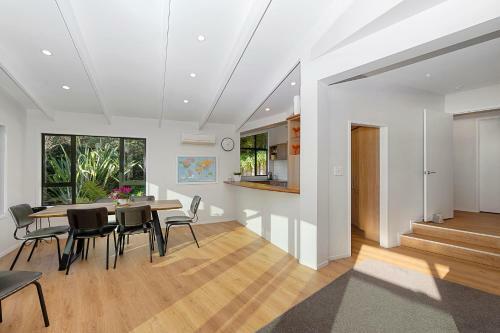 Lion Rock Seascape - Piha Holiday Home