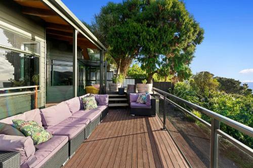 Lion Rock Seascape - Piha Holiday Home