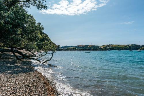 Kina Cottage - Waiheke Holiday Home