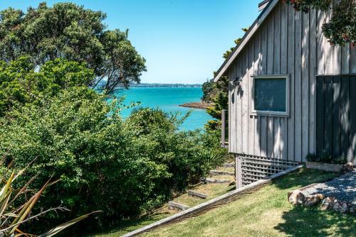 Kina Cottage - Waiheke Holiday Home