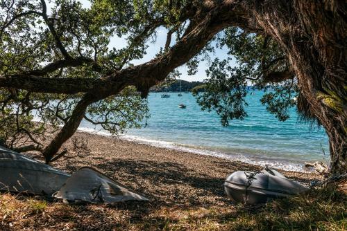 Kina Cottage - Waiheke Holiday Home