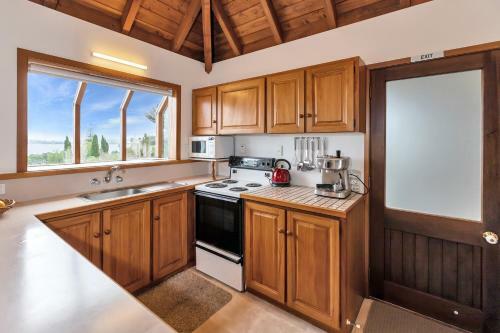 Te Maiki Retreat - Russell Holiday Home