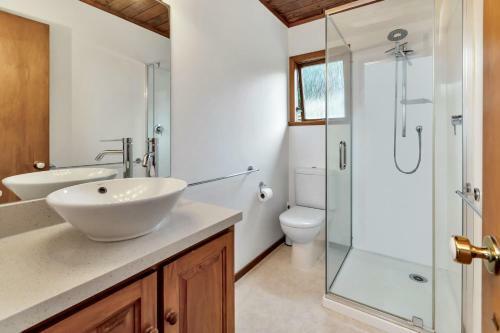 Te Maiki Retreat - Russell Holiday Home