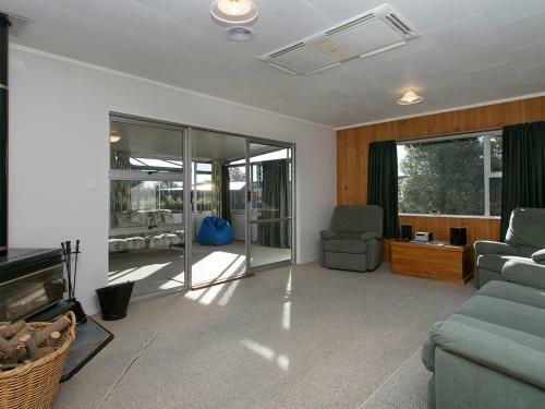 Cosy Lake Haven - Two Mile Bay Holiday Home