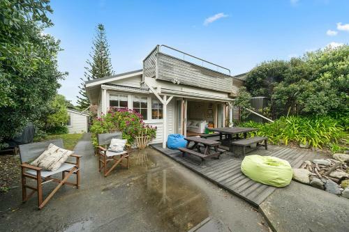 The Beach Bach - Waikanae Beach Holiday Home