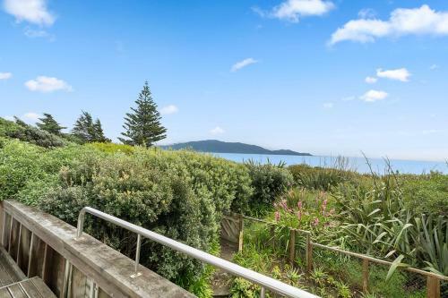 The Beach Bach - Waikanae Beach Holiday Home