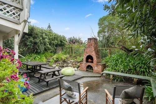 The Beach Bach - Waikanae Beach Holiday Home