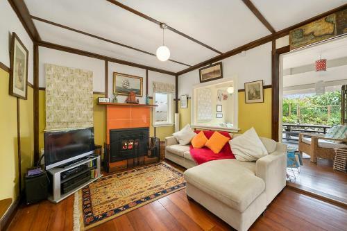 The Beach Bach - Waikanae Beach Holiday Home