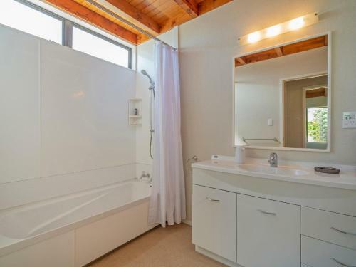 Beaut Bach On Beverley - Whangamata Holiday Home