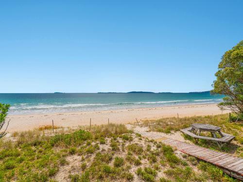 Poppy's Beach House - Beachfront Whangapoua Holiday Home