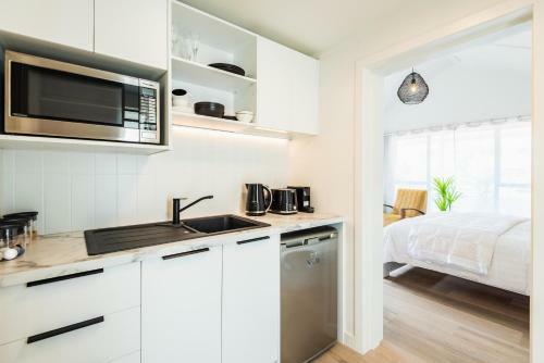 Spacious, Breezy Studio Apartment, Moments From Downtown And Beach
