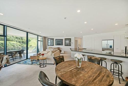 Harbour Mount Ocean Views - Mt Maunganui Holiday Home