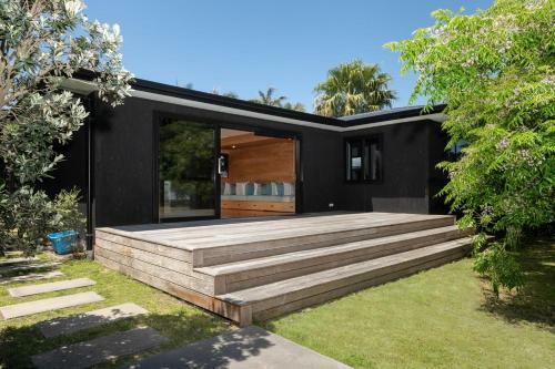 Serene Spacious And Sunny, Moments To The Beach