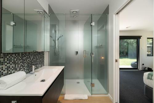Serene Spacious And Sunny, Moments To The Beach