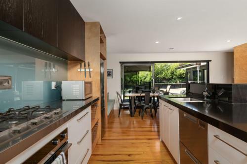 Serene Spacious And Sunny, Moments To The Beach