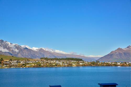Central Water Views - Queentown Holiday Townhouse