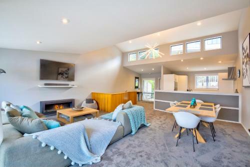 Central Water Views - Queentown Holiday Townhouse