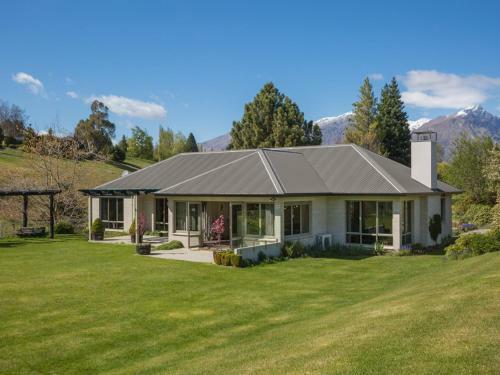 Lakes Retreat - Queenstown Holiday Home