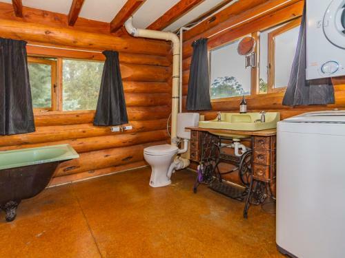 Cosy Warm Log Cabin - Ohakune Holiday Home