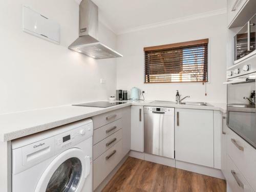Sun Soaked Escape - Cromwell Holiday Home