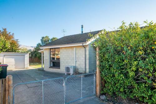 Carefree Cottage - Cromwell Holiday Home