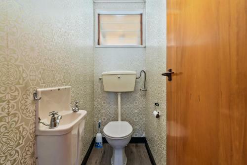 Carefree Cottage - Cromwell Holiday Home