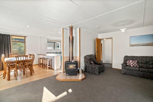 Carefree Cottage - Cromwell Holiday Home