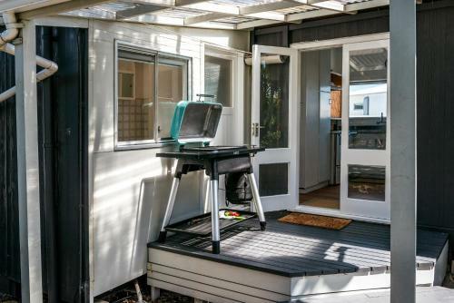 The Island Gem - Waiheke Holiday Home