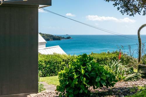 The Island Gem - Waiheke Holiday Home