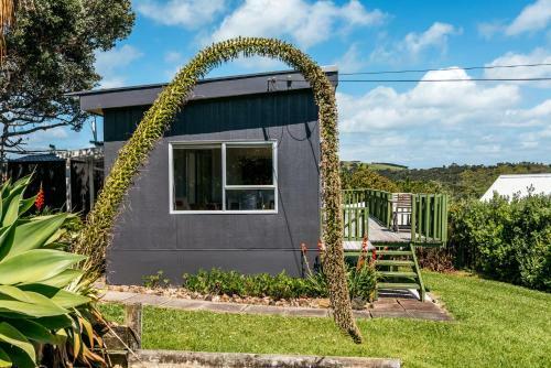 The Island Gem - Waiheke Holiday Home
