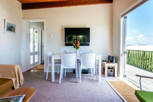 The Island Gem - Waiheke Holiday Home