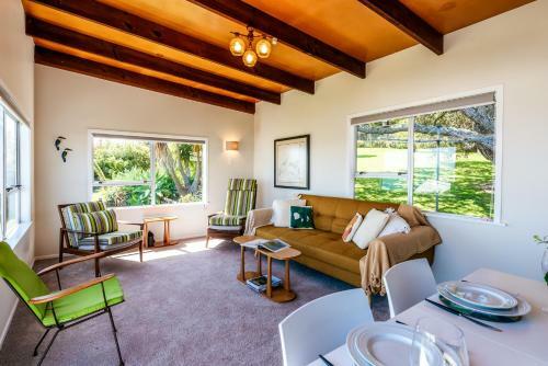The Island Gem - Waiheke Holiday Home