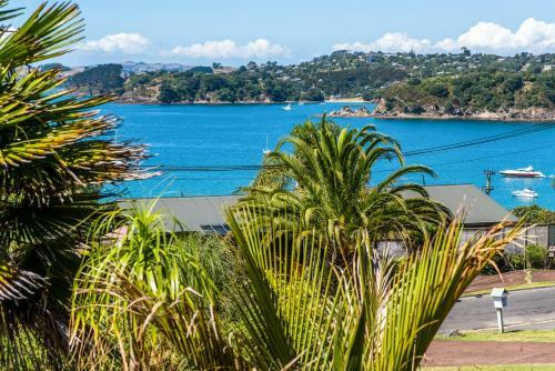 Oneroa Views With Spa Pool - Waiheke Holiday Home