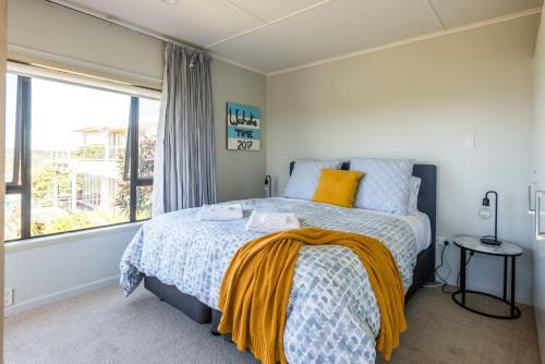 Oneroa Views With Spa Pool - Waiheke Holiday Home