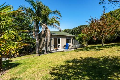 Oneroa Views With Spa Pool - Waiheke Holiday Home